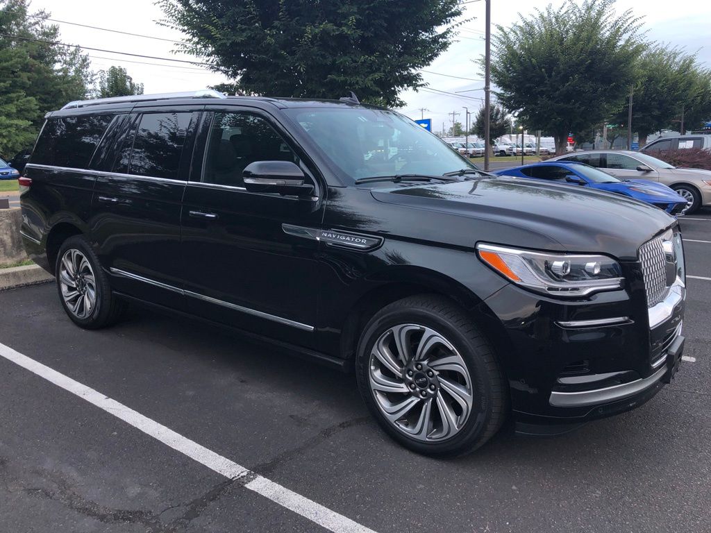 2024 Lincoln Navigator L Premiere photo 3