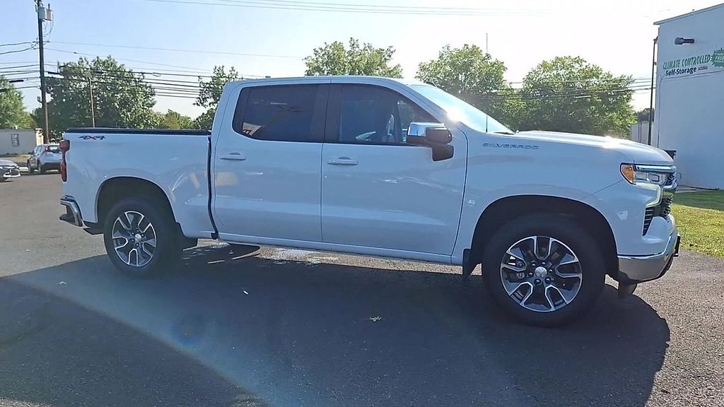 2023 Chevrolet Silverado 1500 LT photo 2