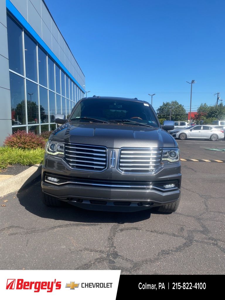 2017 Lincoln Navigator Select photo 2