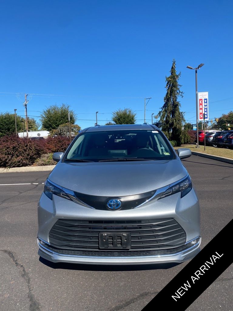 2024 Toyota Sienna XLE photo 2