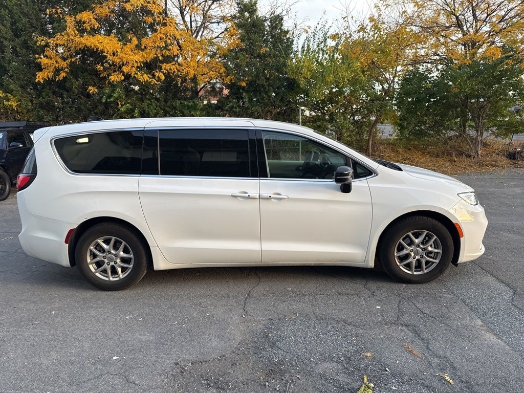 Used 2024 Chrysler Pacifica Touring L Minivan/Van