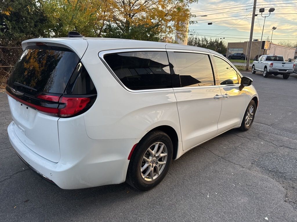 Used 2024 Chrysler Pacifica Touring L Minivan/Van
