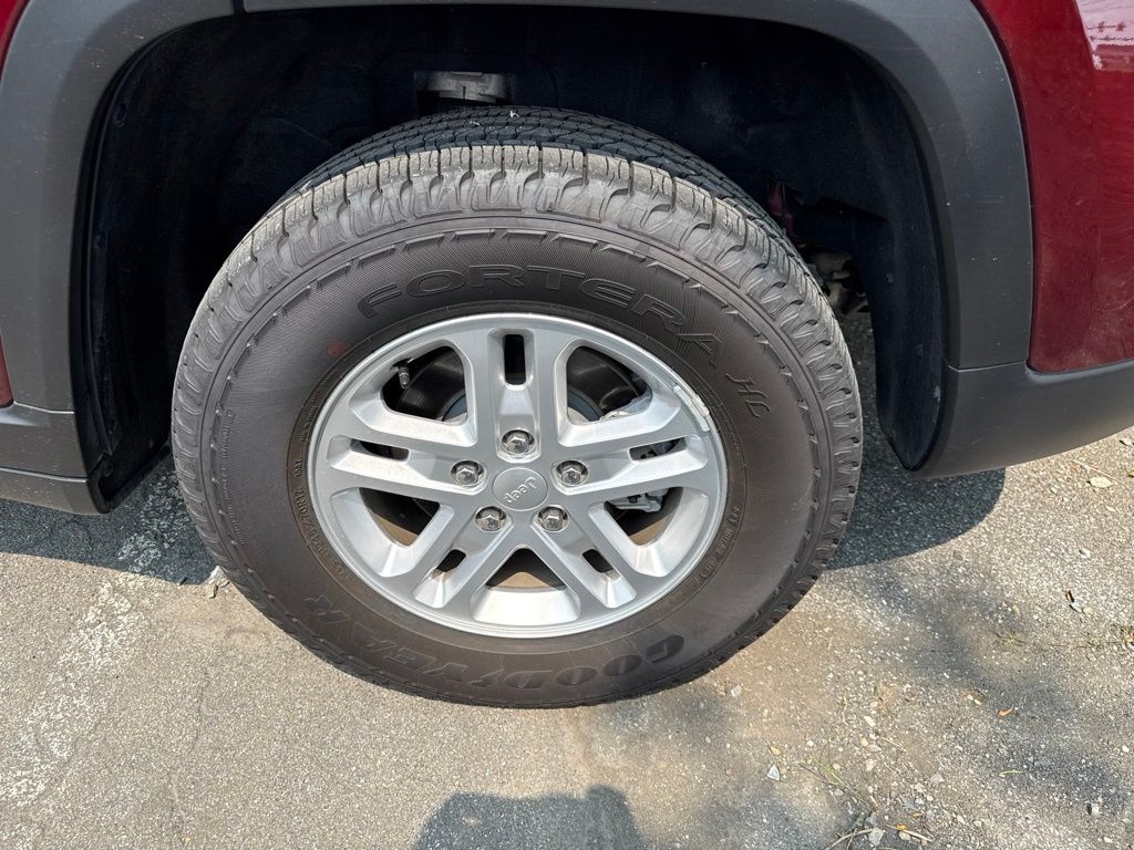 Certified 2025 Jeep Grand Cherokee Laredo SUV