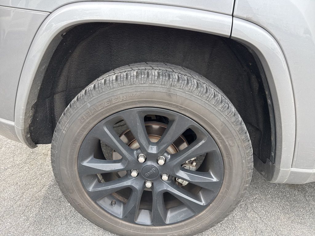 2021 Jeep Grand Cherokee Laredo X photo 3