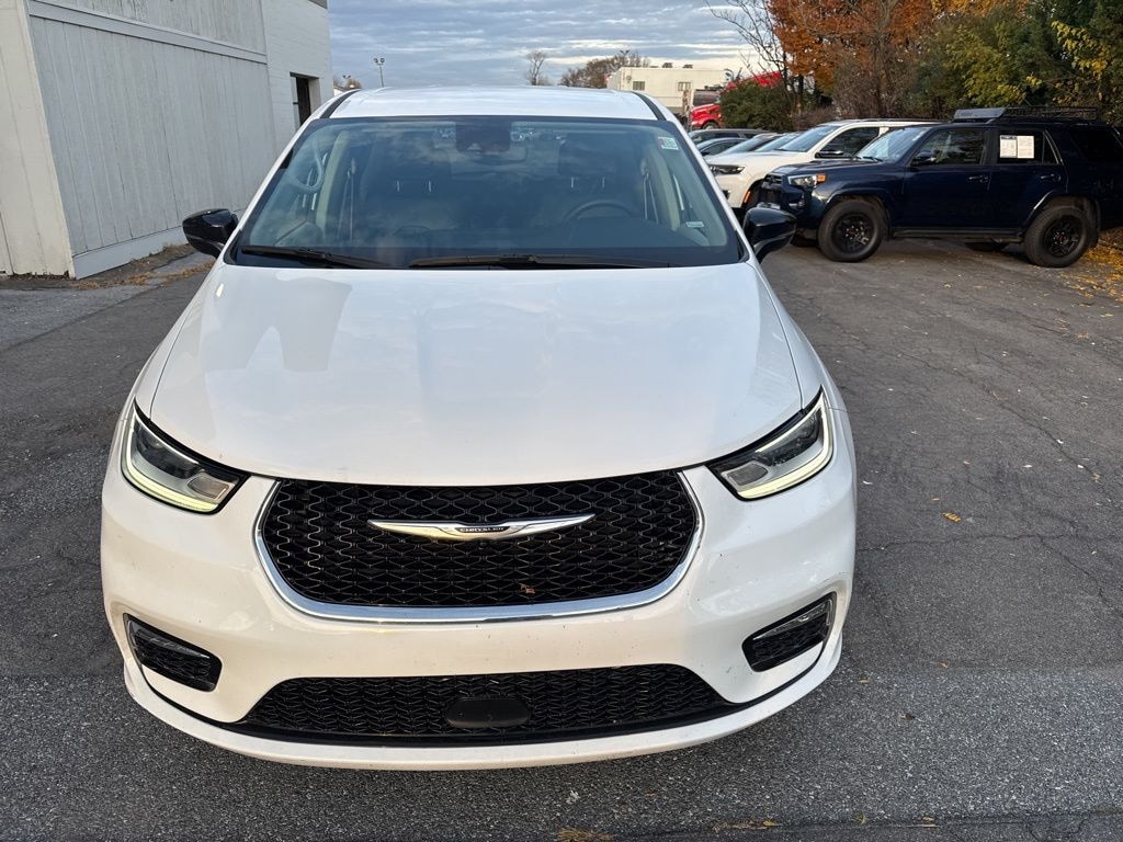 Used 2024 Chrysler Pacifica Touring L Minivan/Van