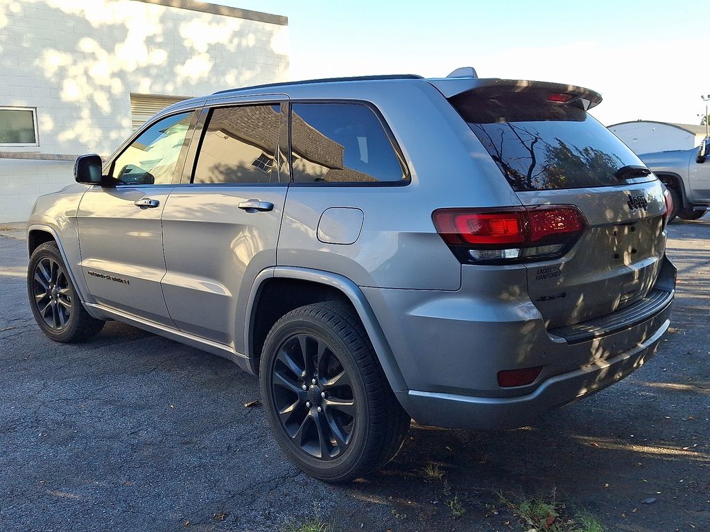2021 Jeep Grand Cherokee Laredo X photo 2