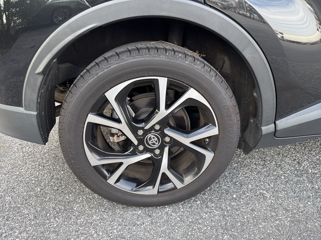 2019 Toyota C-HR Limited photo 4
