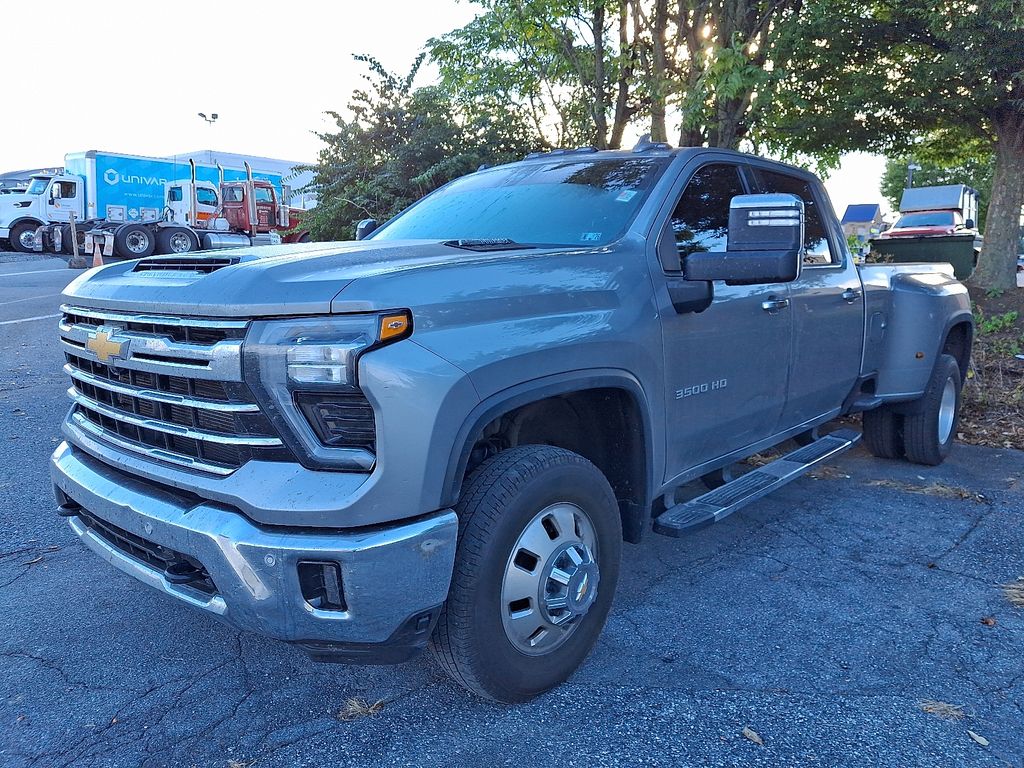 2025 Chevrolet Silverado 3500HD LTZ photo 2
