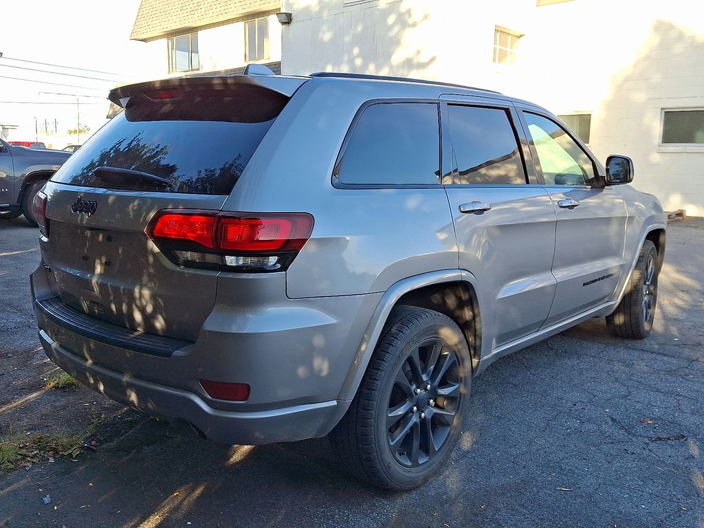 2021 Jeep Grand Cherokee Laredo X photo 3