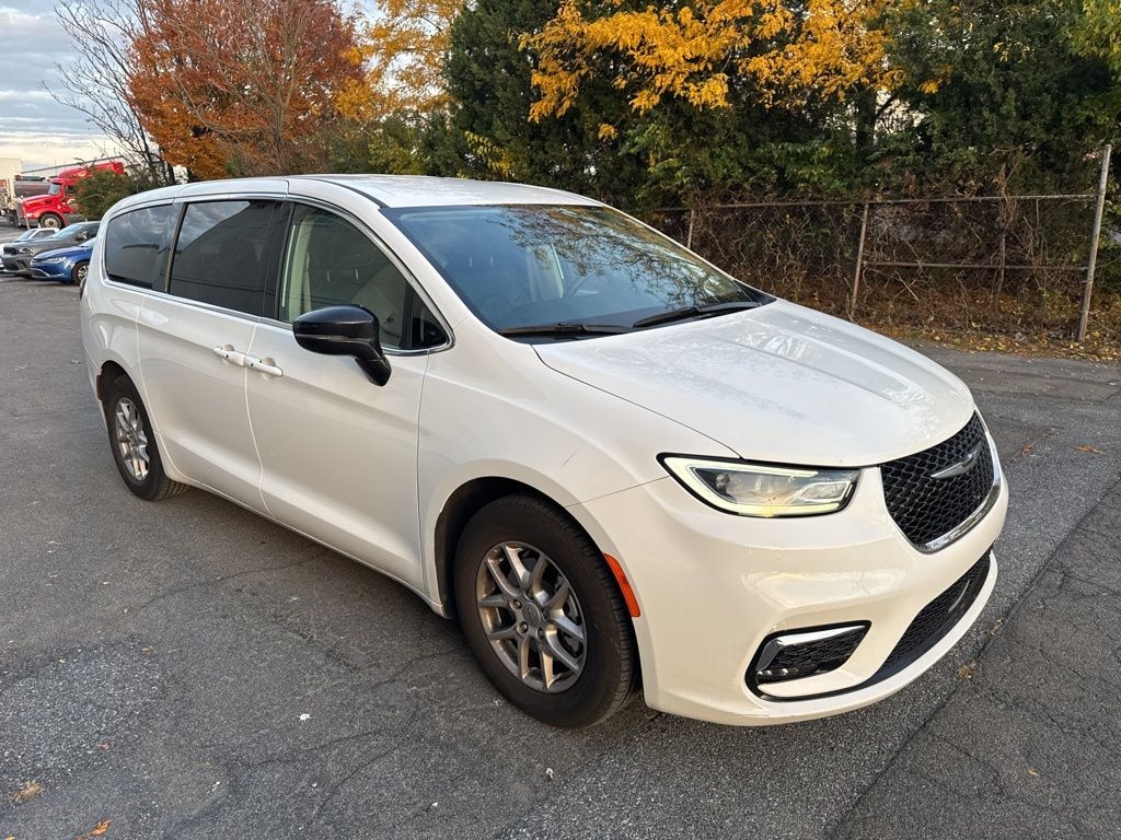 Used 2024 Chrysler Pacifica Touring L Minivan/Van