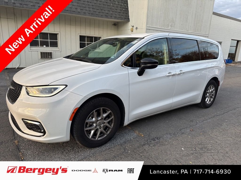 Used 2024 Chrysler Pacifica Touring L Minivan/Van
