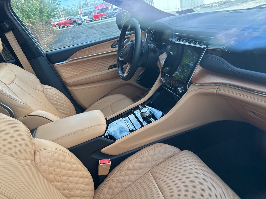 2024 Jeep Grand Cherokee L Summit Reserve photo 4