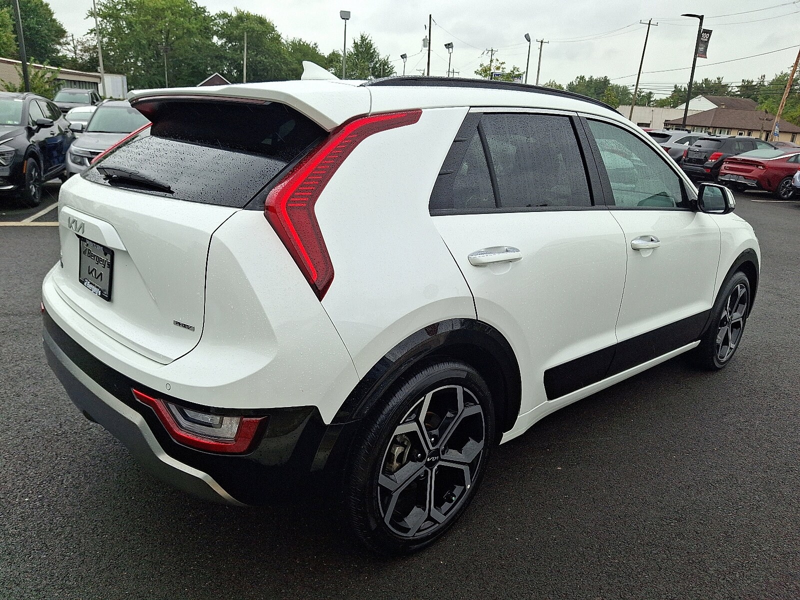 2024 Kia Niro Plug-In Hybrid SX Touring photo 3