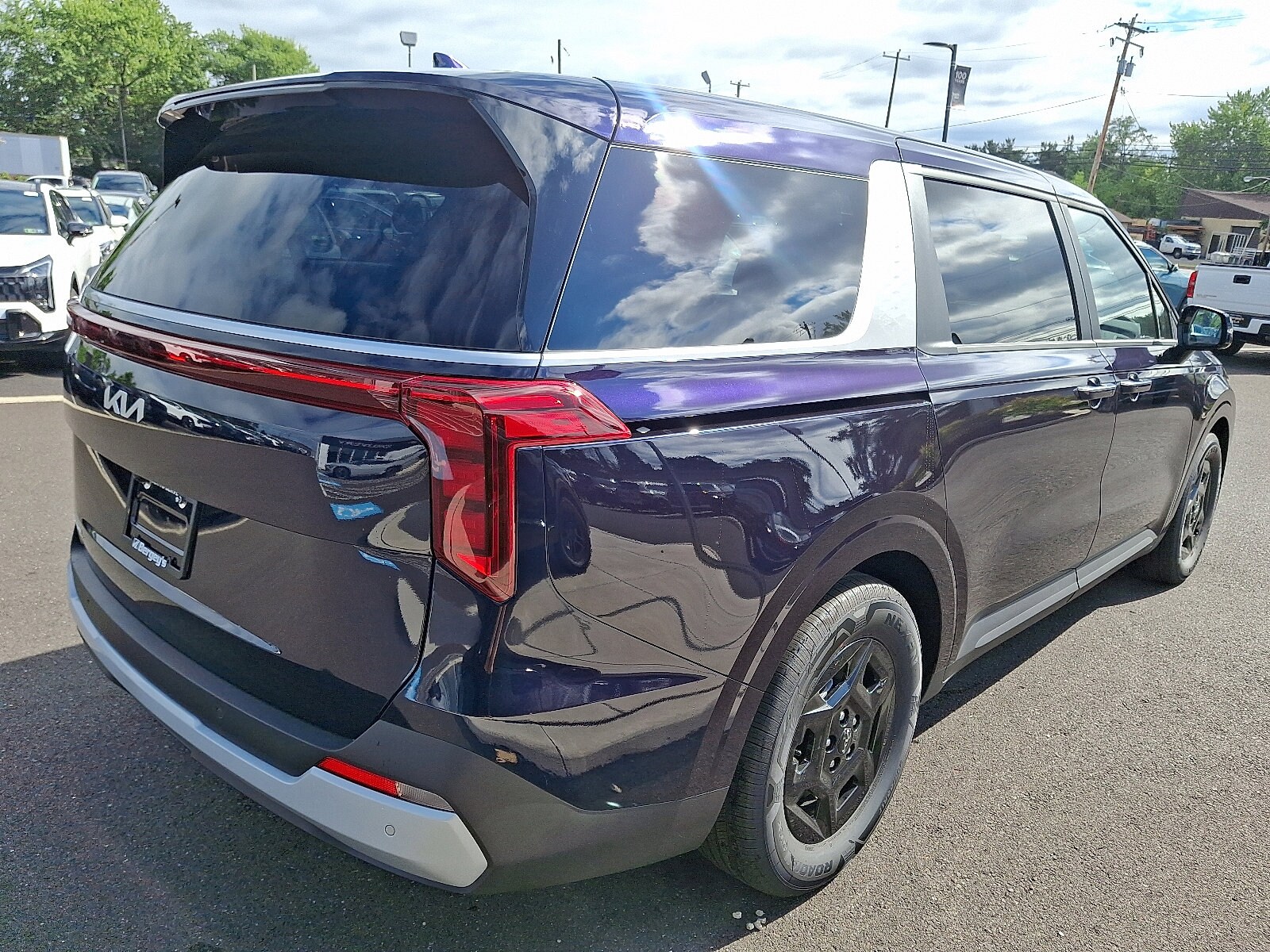 2026 Kia Carnival LX photo 2