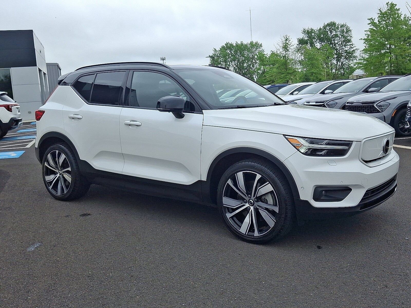 2022 Volvo XC40 Recharge Twin Plus photo 3