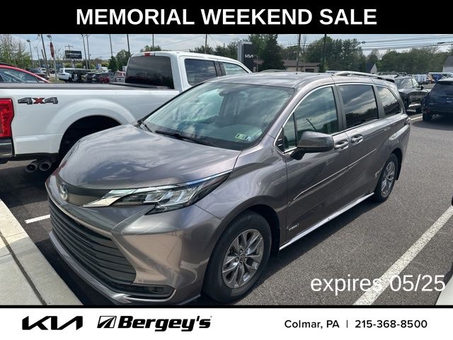 2021 Toyota Sienna LE 8-Passenger Hybrid FWD's photo