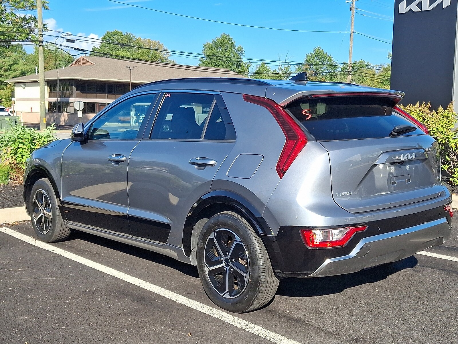 2023 Kia Niro SX photo 2