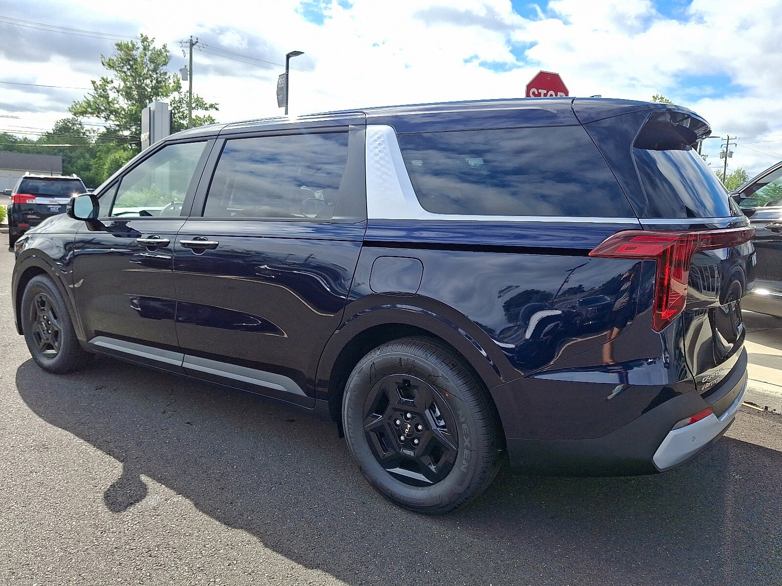 2026 Kia Carnival LX photo 3