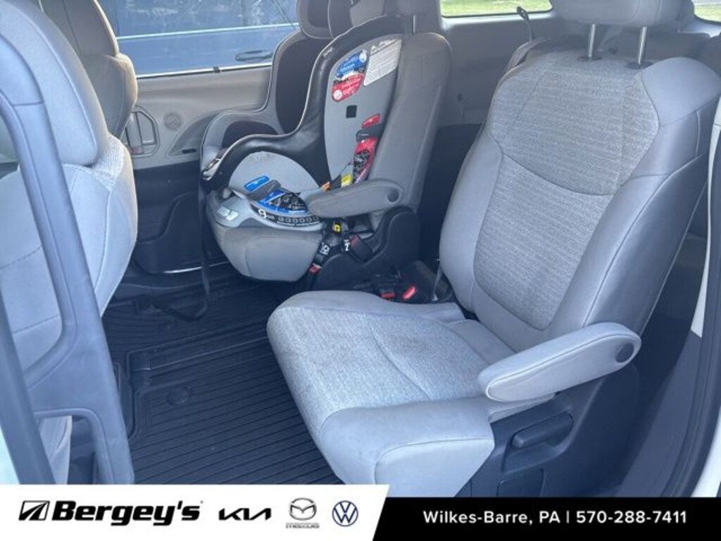Used 2022 Toyota Sienna LE Minivan/Van