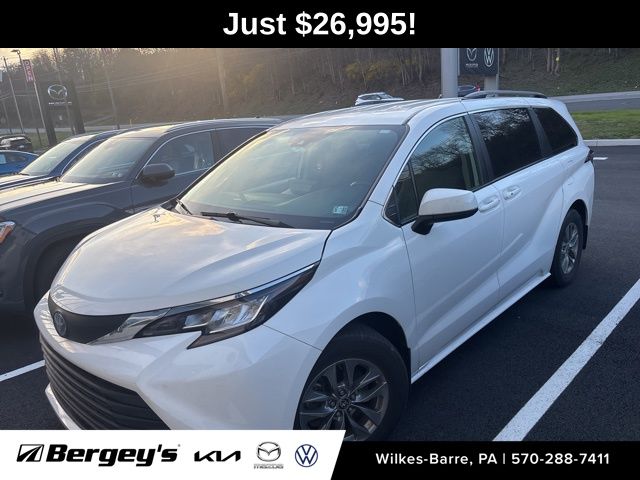 2022 Toyota Sienna LE
