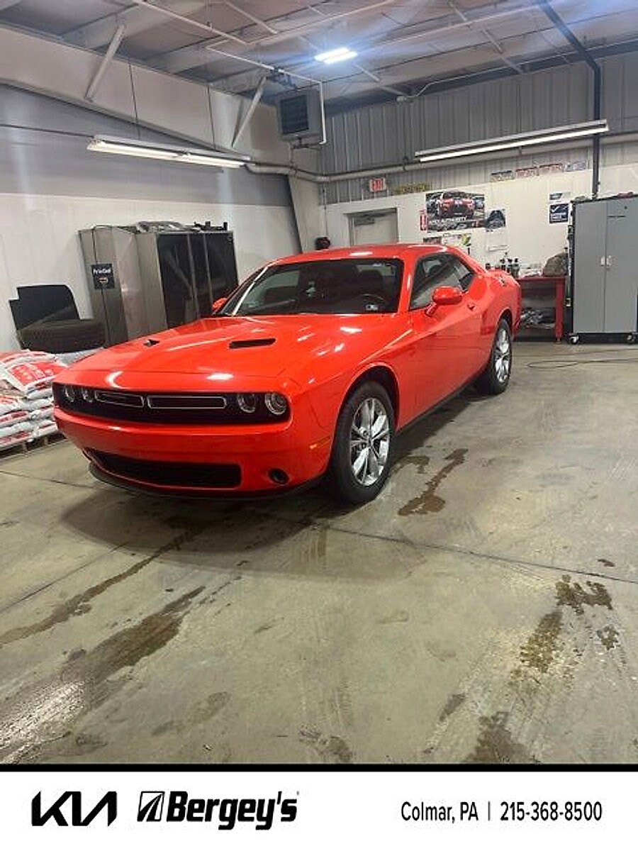 2022 Dodge Challenger SXT AWD photo 3