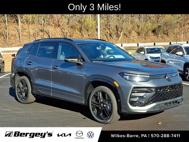 2026 Volkswagen Tiguan SE R-LINE BLACK's photo