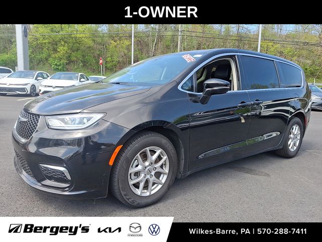 2024 Chrysler Pacifica Touring L's photo