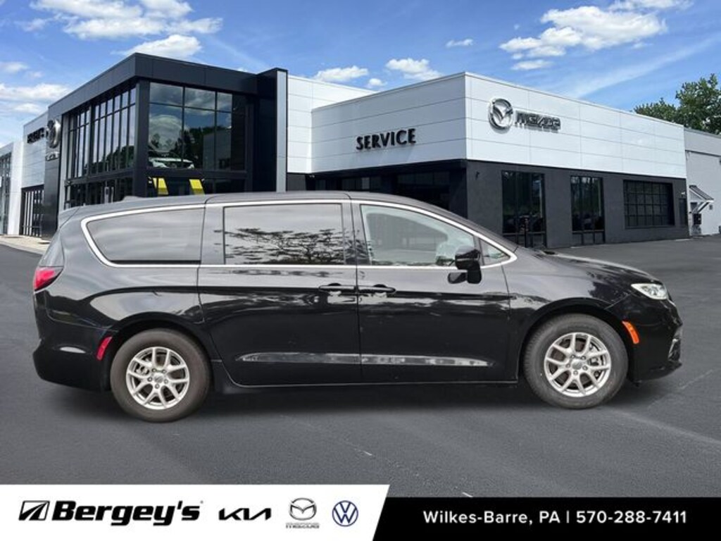 Used 2024 Chrysler Pacifica Touring L Minivan/Van