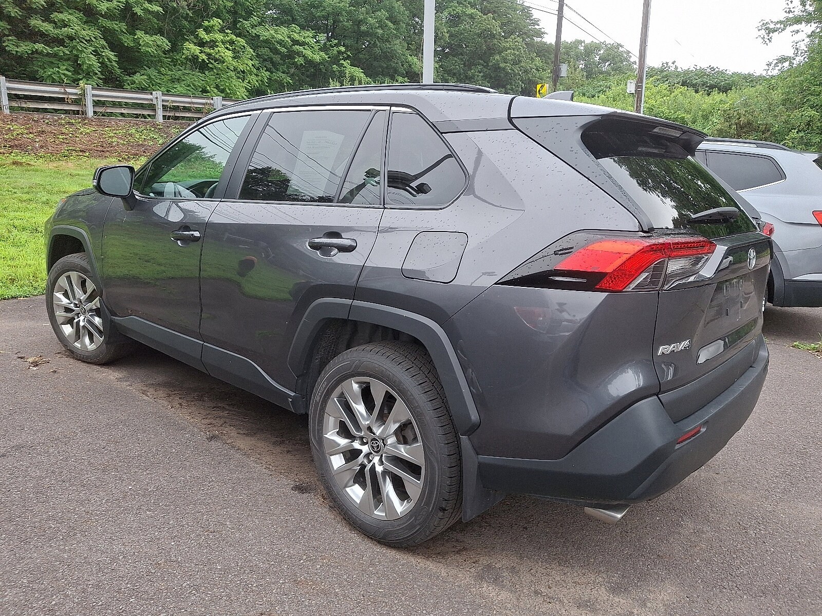 2021 Toyota RAV4 XLE Premium photo 4