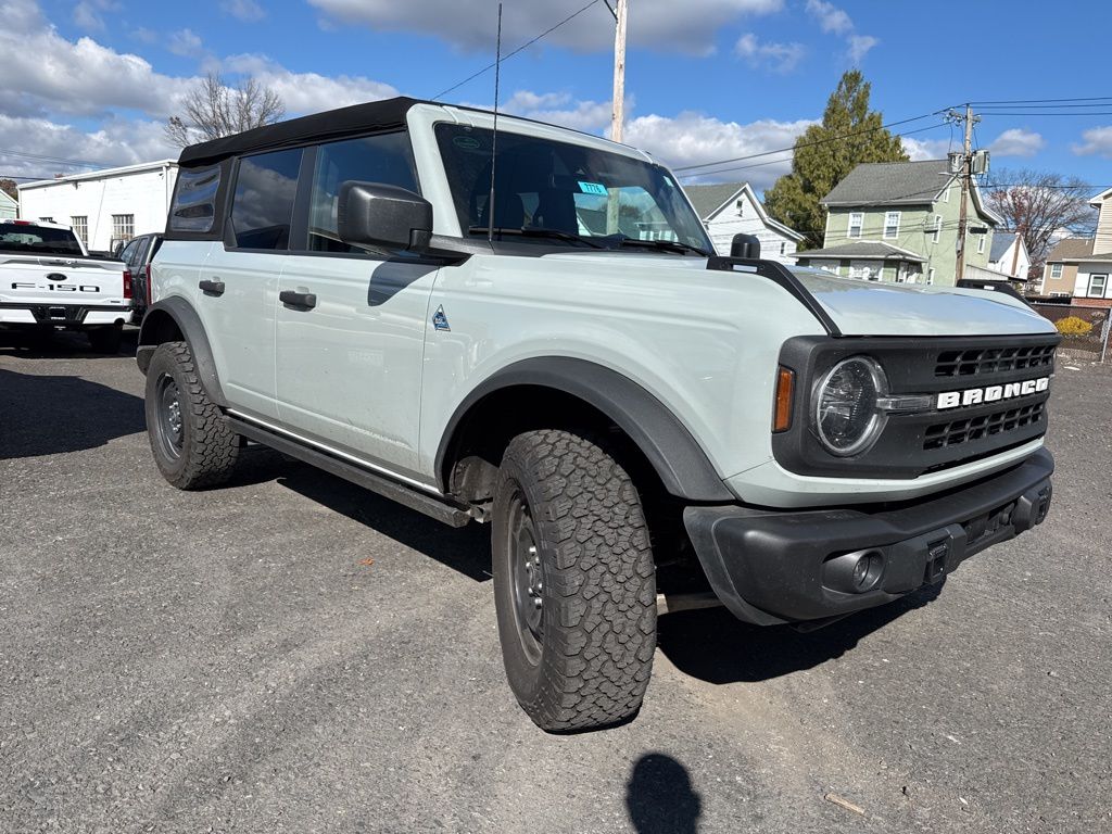 2023 Ford Bronco Black Diamond photo 2