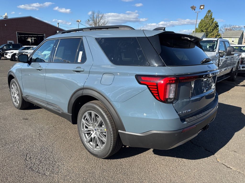 2025 Ford Explorer photo 2