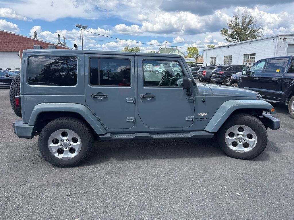 2014 Jeep Wrangler Unlimited Sahara photo 3