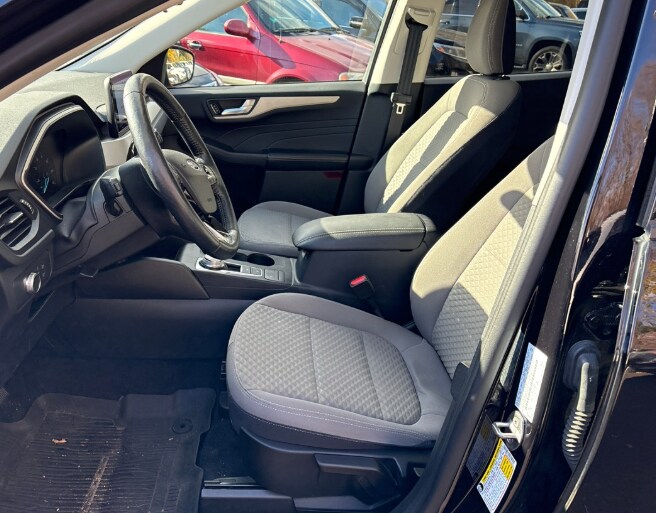 2021 Ford Escape SE photo 2