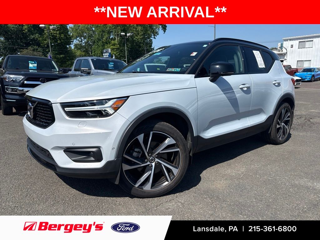 2020 Volvo XC40 T5 R-Design AWD's photo