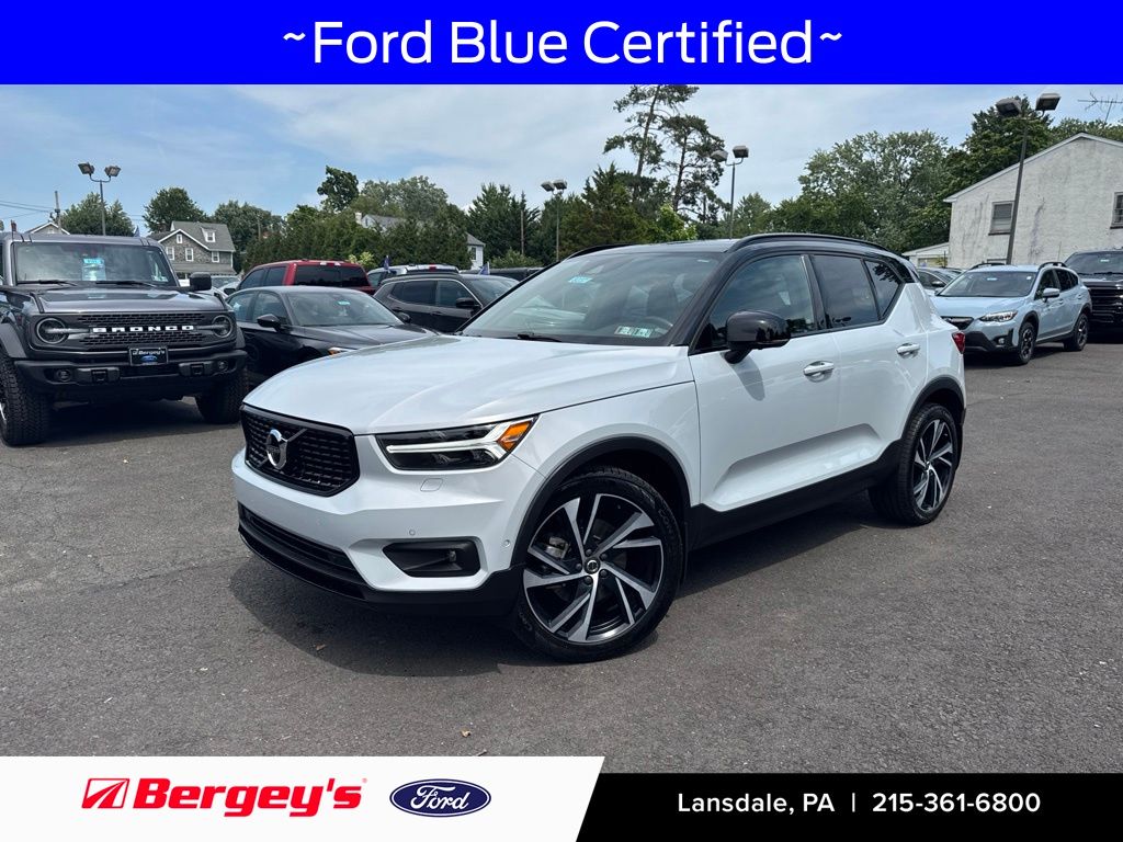 2020 Volvo XC40 R-Design SUV | Glacier Silver Metallic | Bergey's