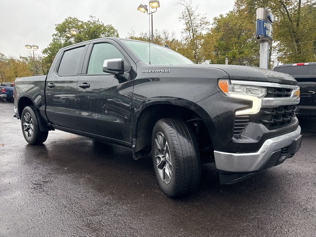 2022 Chevrolet Silverado 1500 LT photo 3