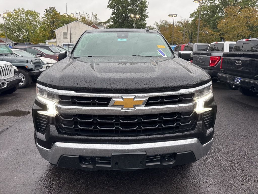 2022 Chevrolet Silverado 1500 LT photo 2