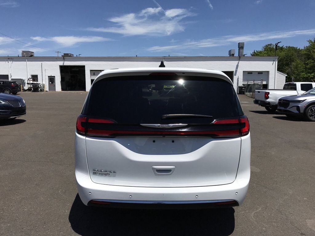 Used 2025 Chrysler Pacifica 3.6L FWD Select w/ Heated Seats & Heated Steering Wheel Minivan/Van