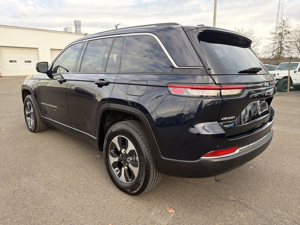 2023 Jeep Cherokee 4xe photo 2