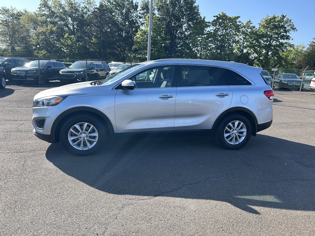 Used 2016 Kia Sorento 2.4L FWD LX w/ Satellite Radio & Bluetooth SUV