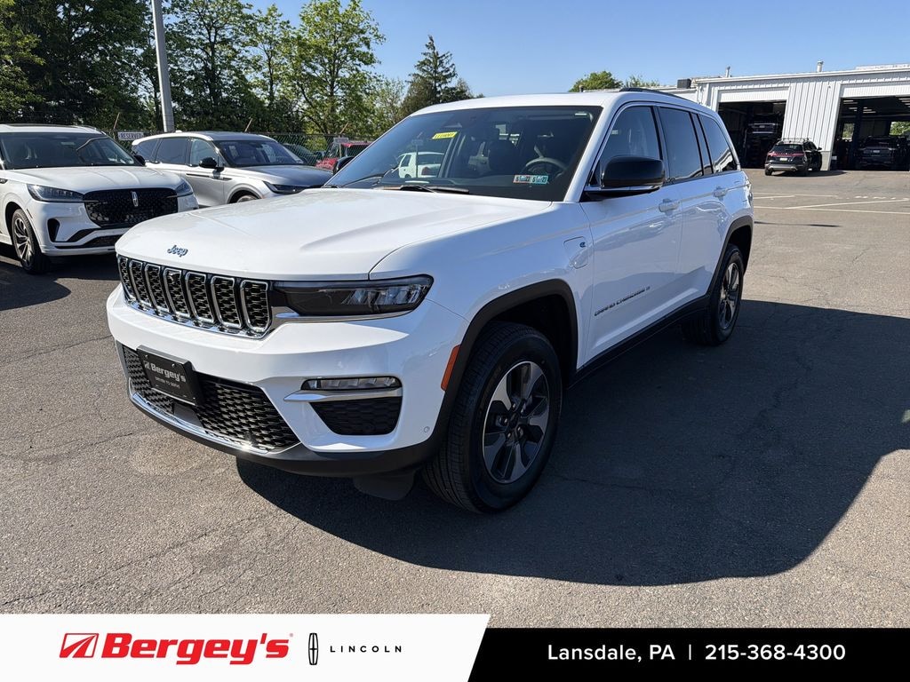 Used 2017 Jeep Grand Cherokee 3.6L 4WD Overland w/ Navigation SUV