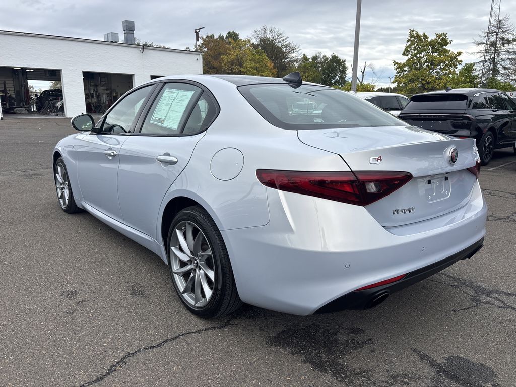 2022 Alfa Romeo Giulia Ti photo 2