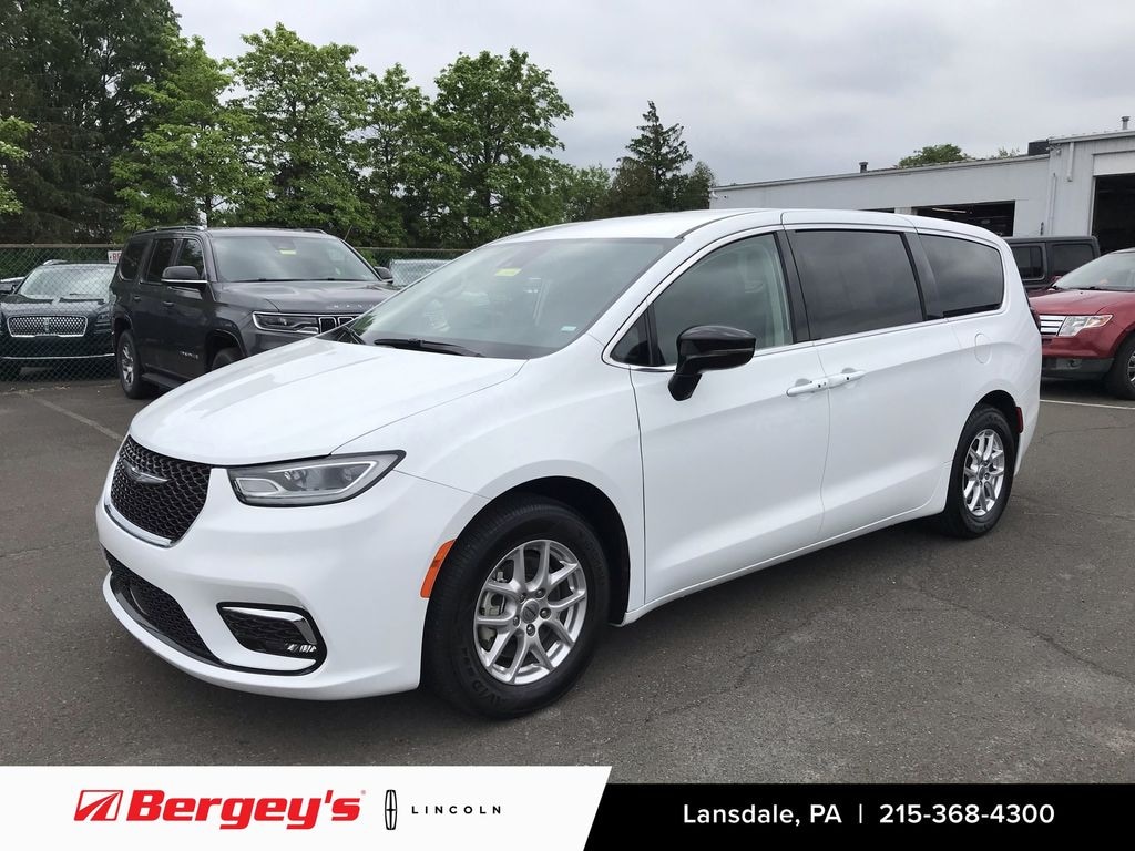 Used 2024 Chrysler Pacifica 3.6L FWD Touring L w/ Heated Seats & Heated Steering Wheel Minivan/Van