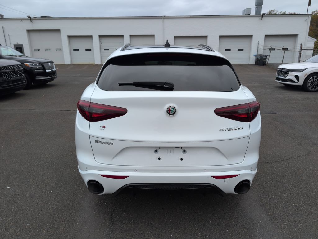 2022 Alfa Romeo Stelvio Ti photo 4