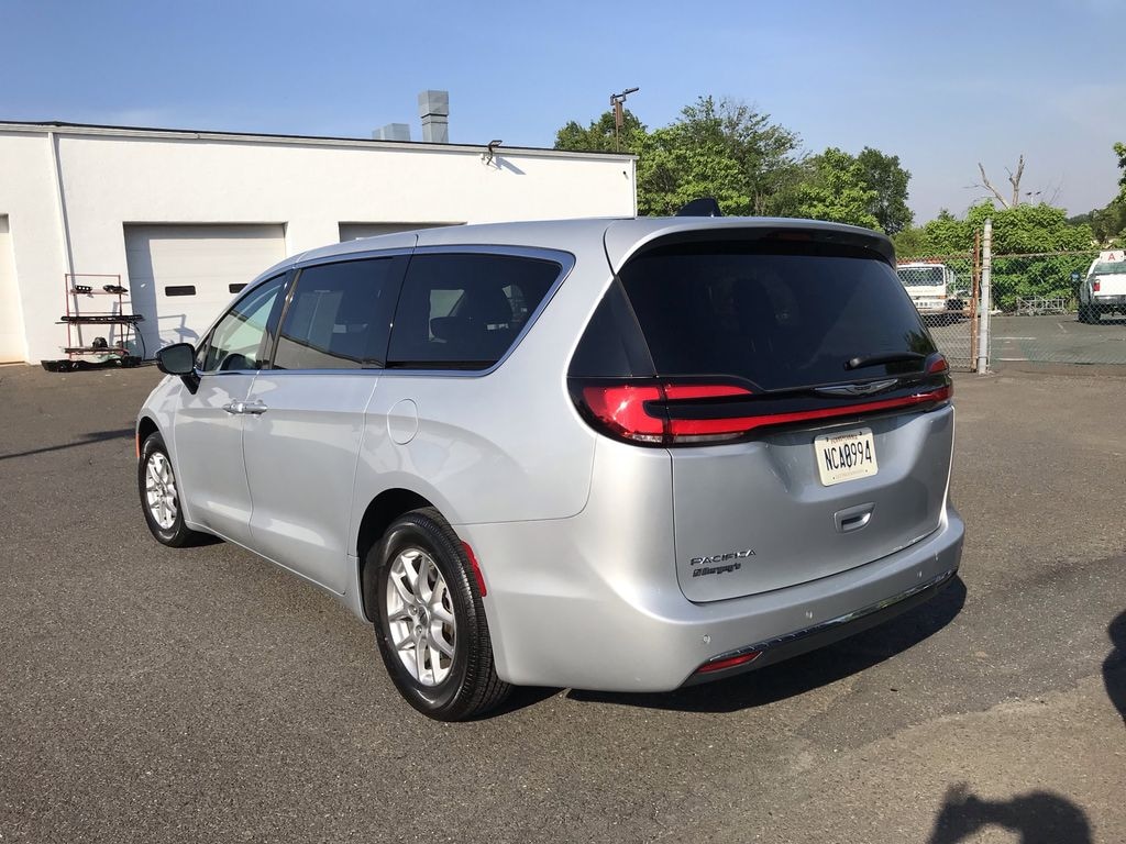 Used 2024 Chrysler Pacifica 3.6L FWD Touring L w/ Heated Seats & Heated Steeri Minivan/Van