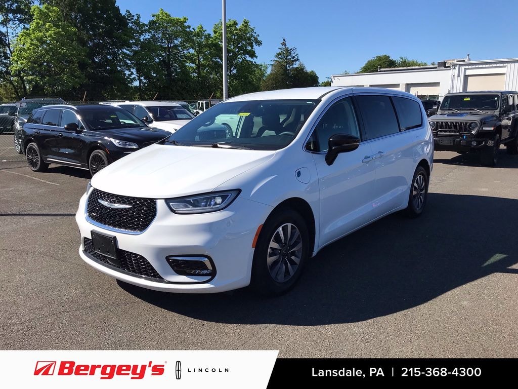 Used 2024 Chrysler Pacifica Hybrid 3.6L FWD Select w/ Heated Seats & Heated Steering Wheel Minivan/Van