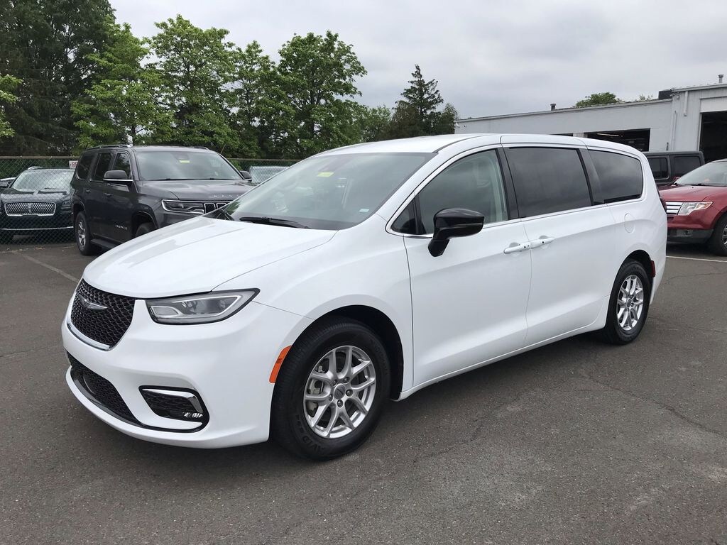 Used 2024 Chrysler Pacifica 3.6L FWD Touring L w/ Heated Seats & Heated Steering Wheel Minivan/Van