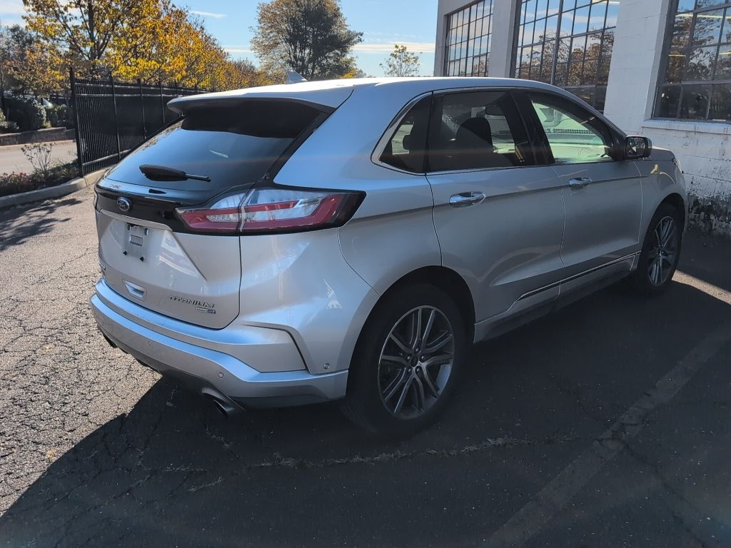2019 Ford Edge Titanium photo 2