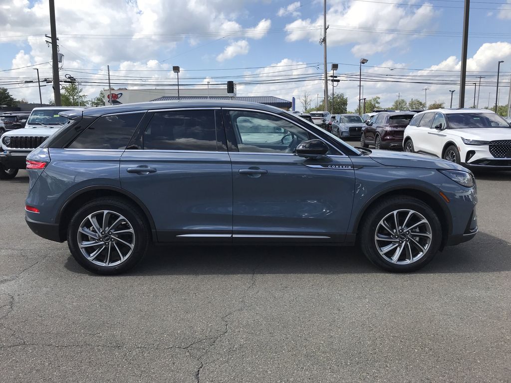 2023 Lincoln Corsair Standard photo 2