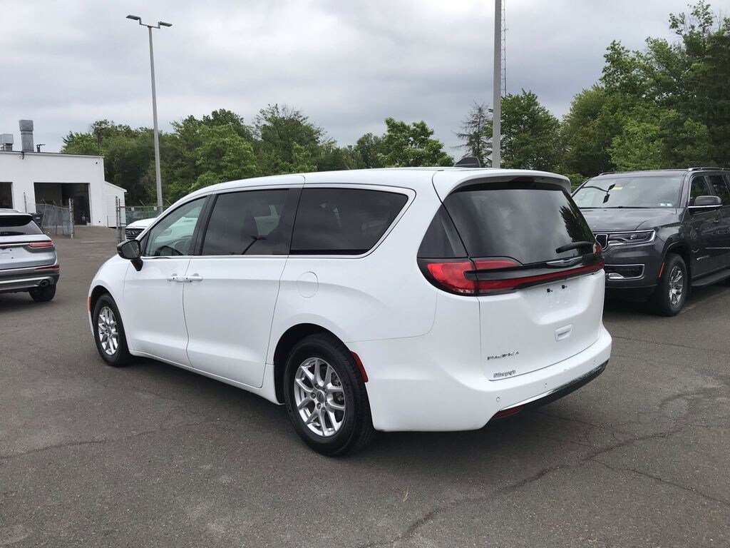 Used 2024 Chrysler Pacifica 3.6L FWD Touring L w/ Heated Seats & Heated Steering Wheel Minivan/Van